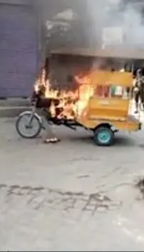  چالان ٿيڻ تي رکشا ڊرائيور پنهنجي گاڏي کي باهه ڏئي ڇڏ